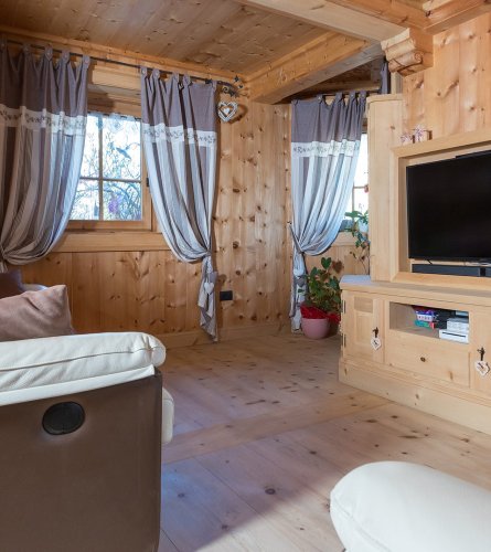 Salotto in legno su misura